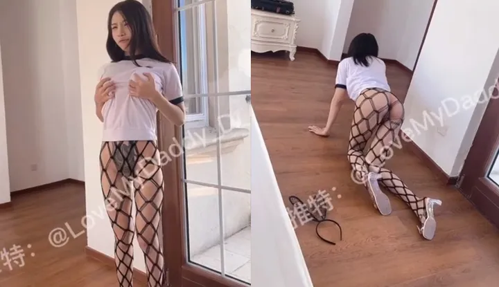 Twitter beauty, busty woman, the naughty dog can only crawl in front of its master