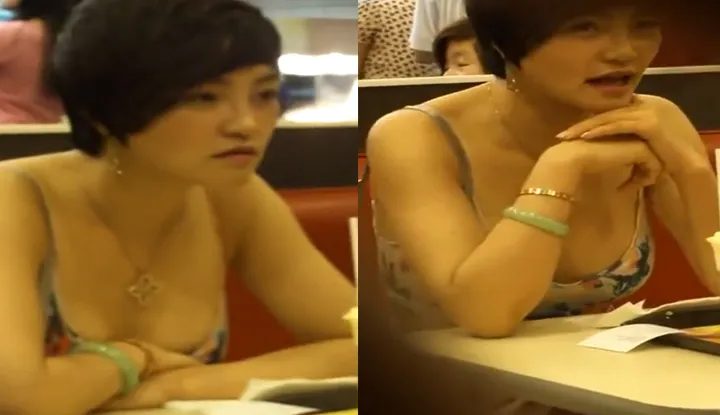 Filmer une serveuse de restaurant avec un décolleté audacieux