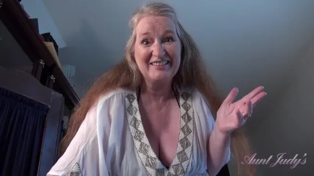 Tante Judy's - Maggie, votre belle-mère GILF aux gros seins de 61 ans, vous fait une branlette (POV)