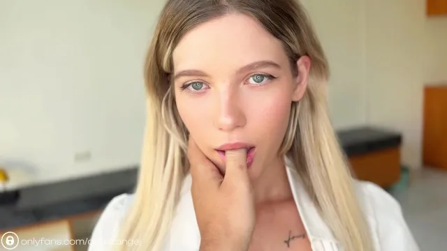 Éjacule sur les photos nues de ma chaude voisine étudiante, puis lui donne une énorme éjaculation sur le visage | Anastangel