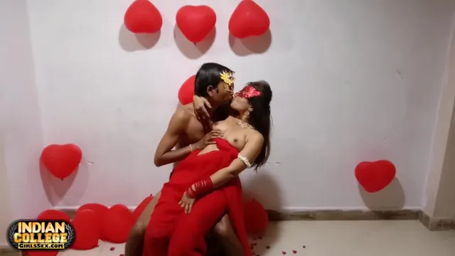 Cặp đôi Ấn Độ yêu thương kỷ niệm Ngày lễ Tình nhân với chuyện chăn gối tuyệt vời