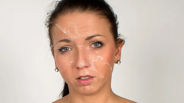 Débutant, éjaculation faciale massive en casting