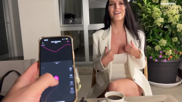我在第一次约会时在餐厅里高潮了（LOVENSE 远程）