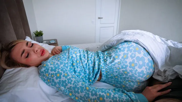 我的妓女继母用她知道的最佳方式叫醒我！