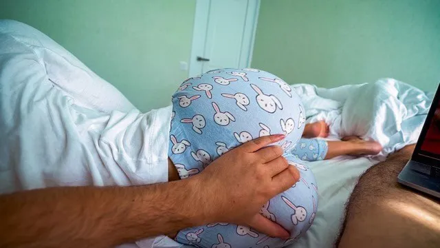 继妹醒来并帮助继兄在看色情片时射精 - 内射