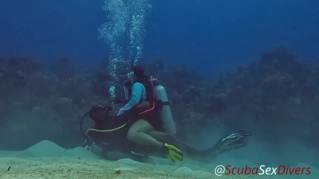 Sexe sous-marine en minijupe près d'un magnifique récif de corail