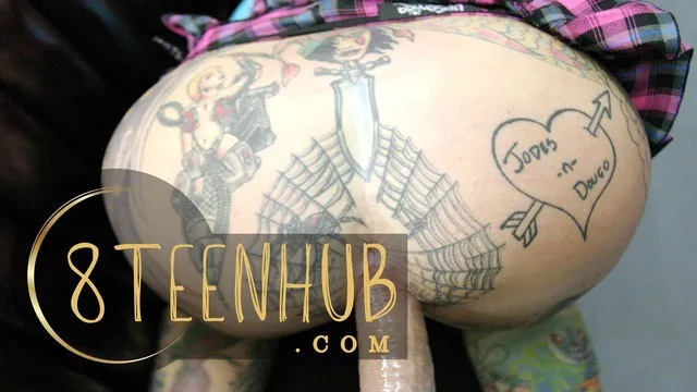 8TeenHub - Cô gái xe máy có nhiều hình xăm và lấy lỗ cực kỳ Black Widow hút và đút