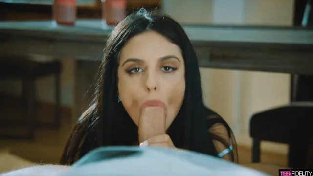 Petite ado ukrainienne baisée durement et faciale