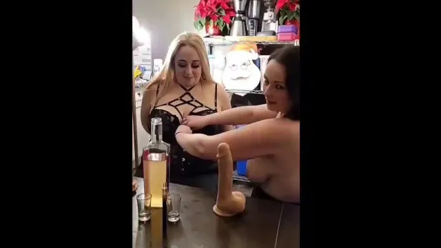 Les Milfs excitées adorent partager de la bite - RosyBody & Vanessa L Summers