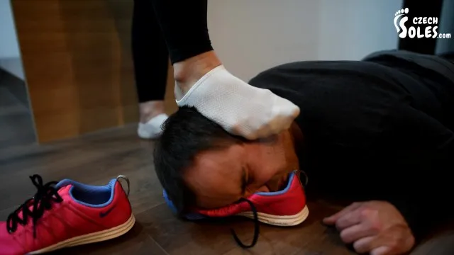 Renifler les chaussettes de sport et les pieds de la petite amie (odeur de pied, pieds qui sentent mauvais, chaussettes de sport, domination par les chaussettes)
