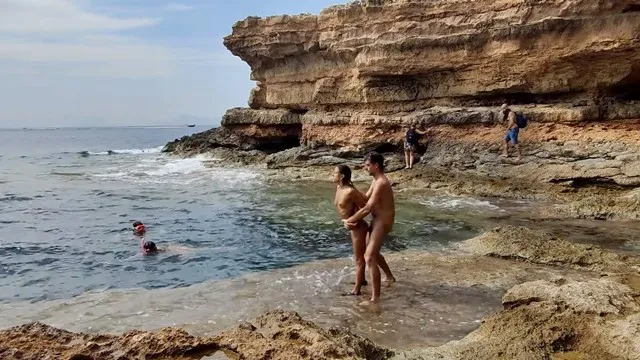 Les plongeurs nous regardent baiser sur la plage