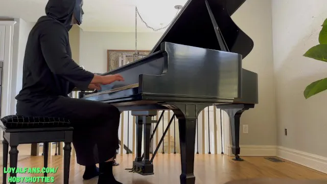Cô gái nóng bỏng bị địt cổ họng một cách thô bạo bởi tay chơi piano đeo mặt nạ