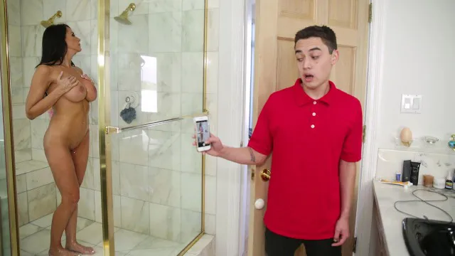 BANGBROS - Juan El Caballo Loco lén lút tiếp cận mẹ kế Reagan Foxx trong khi đang tắm
