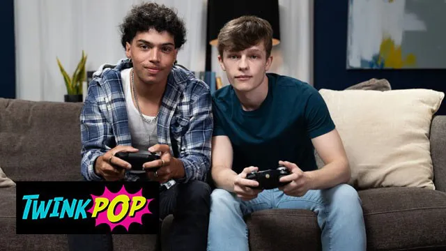 TWINKPOP - Alex Myers suce Jake Preston, puis le monte et se met à quatre pattes pour le prendre en levrette