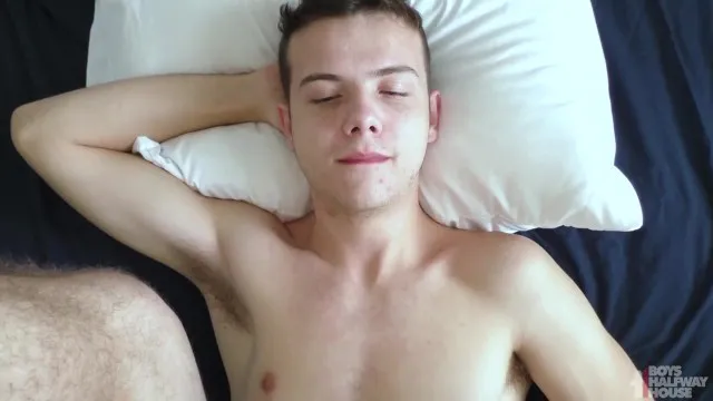 BoysHalfwayHouse - Twink cưỡi con gà to của kẻ già đột nhập POV - TOÀN BỘ CẢNH