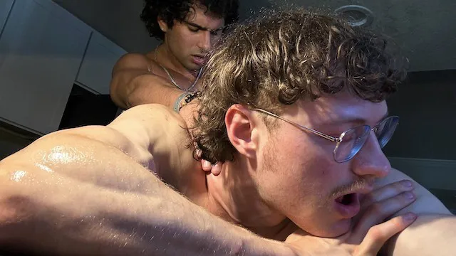 เด็กผู้ชายตรงไปตรงมา Timothy Champagne ให้เพื่อนของเขาทำในครั้งแรก