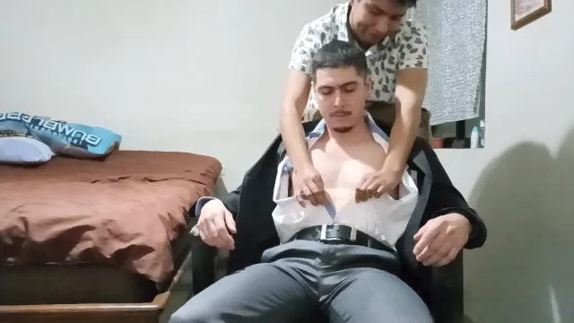 异性朋友让他触摸和自慰
