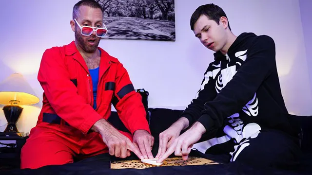 “Ouija Đụ Cặc Của Tôi?” Bố Nuôi An Ủi Con Trai Nuôi Sợ Hãi ~ FamilyDick Halloween Đặc Biệt