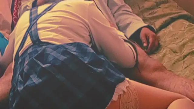 我完全投入到这个硬朗的femboy身上，直到我在她的屁股里射精