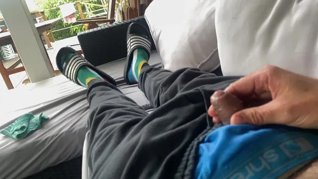 太累了，睡觉时在尿湿的被窝里没有自慰，早上完成了这个循环