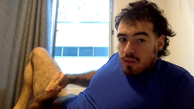 毛茸茸的肌肉发达的拉丁男人