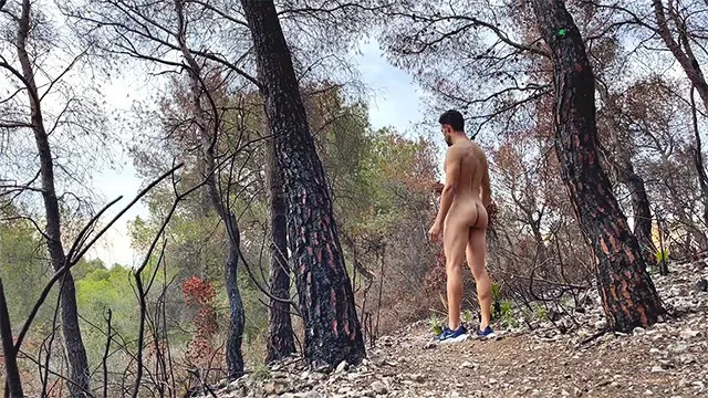 在日落时分冒险裸体徒步！差点被抓！完美的屁股男人