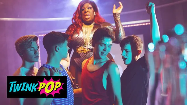 TWINKPOP - Troye Dean, Jake Preston et Maverick baisent dans la salle de bain puis éjaculent partout sur Jordan Lake