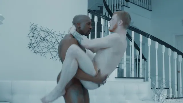 Max Konnor đẩy cây cặc đen khổng lồ của mình vào hậu môn trắng ngần chặt khít của Zach Covington