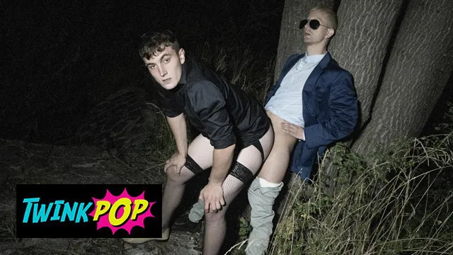 TWINKPOP - Eine Pinkelpause im Wald wird zu einem wilden Fick mit Tom Bacan und Jakob De Lung