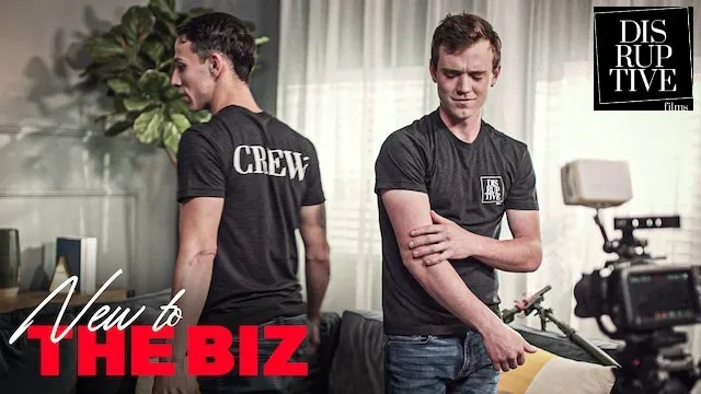 Diplômé d'une école de cinéma se fait baiser le premier jour sur le plateau d’un film porno - Scott Finn, Des Irez - Disruptif