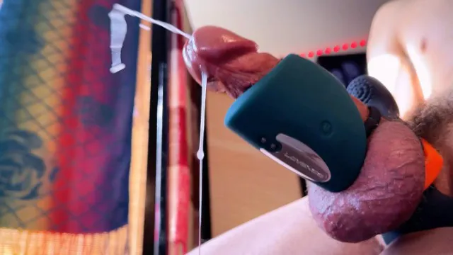 VERRÜCKTER HANDSFREIER CUMSHOT! Heißer Twink, bei dem das Vorsperma austritt, während er laut stöhnt.