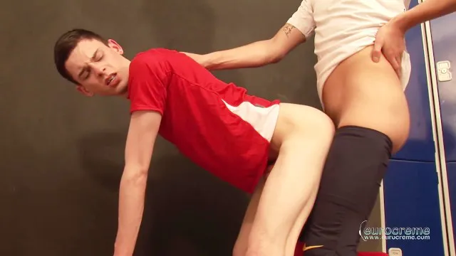 ภาระงาน – เบน ค็อกซ์ เย็ด อารอน ออโรร่า ในห้องเปลี่ยนเสื้อผ้า