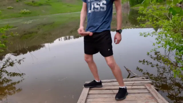 当湖上没有人时，一个男人正在用手刺激一根大鸡巴。