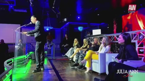 JuliaAnnLive: Buổi Châm Biếm AVN Của Tôi Tiếp Tục - Tommy Pistol Hậu Trường