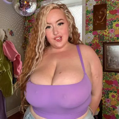 Gwen Adora